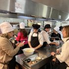 Un dels tallers de cuina de la iniciativa 'La Paella pel mànec".