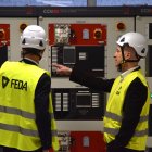 El director d’Enginyeria de FEDA, Marc Calvet, i el director d’Operacions i Noves Infraestructures, Jordi Travé, treballant a l'estació de la Margineda.