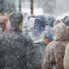 Viatgers esperant el bus al Pas de la Casa aquesta tarda