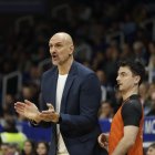 Zan Tabak donant instruccions a l’equip.