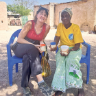 Maria Navarro amb una dona de BurKina Fasso en una de les seves visites al país africà.