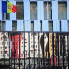 Els pisos de Jovial, reflectits a la façana de la seu judicial.