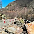 Pedres al mig de la carretera.