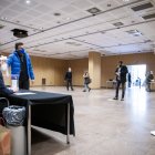 Socis blaugrana votant al Centre de Congressos