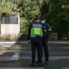 Un agent de la policia d'Andorra parla amb un policia nacional a la frontera del riu Runer.