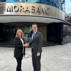 Eva Tenorio, presidenta de Projecte VIDA Andorra amb Wiro Martín, director de Màrqueting i Comunicació de MoraBanc a la seu central del banc