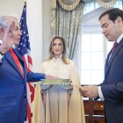 Benjamín León Jr, jurant el càrrec davant el secretari d'Estat dels Estats Units, Marco Rubio.