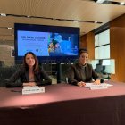 La cònsol major d'Ordino, Maria del Mar Coma, i la consellera de Comunicació, Meritxell Rabadà, durant la presentació del bus circular.