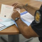 Un policia revisant papers d’Immigració.