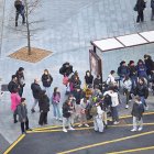 Estudiants en una parada de bus.