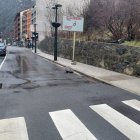 Els rocs caiguts a la carretera a la zona de la plaça Rocacorba.