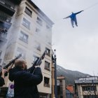 El rei Carnestoltes penjat, rebent trets.