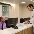 El doctor Joan Soler Vidal, amb un infermer.