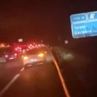 Cllots a l’autovia A-2 rebenten rodes de cotxes, tanquen un carril i provoquen cues.