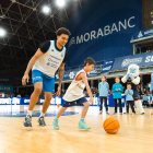 Els jugadors del MoraBanc van viure una jornada diferent amb els més petits.