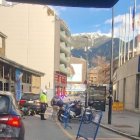 Els equips d'emèrgencia al lloc del fets i al costat, la moto accidentada