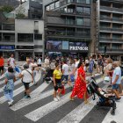 Vianants creuant l’avinguda Meritxell.