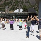 Diverses persones fent una activitat davant el Centre de Congressos d'Andorra la Vella.