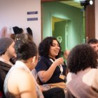 La presidenta del Fòrum de la Joventut, Lisa Cruz, i altres membres de l'entitat, durant l'assemblea que va organitzar el Fòrum de la Joventut.