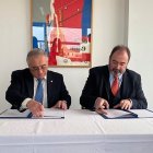 El ministre de Salut en funcions, Albert Font,amb el seu homòleg francès, el ministre de Salut i Prevenció François Braun durant la signatura de l'acord.