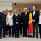 Francesc Llorens i Joan Argemí, a banda i banda de la bandera, amb treballadors i representants del Consell Superior de la Justícia.