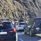 Els vehicles parats a la retenció entre Canillo i Encamp.