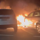 El foc afectant un dels vehicles.