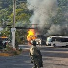 Un autocar cremant en una ciutat de Mèxic a causa de la guerra entre els narcotraficants i l'estat.