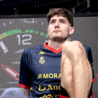 Kostas Kostadinov en un escalfament.