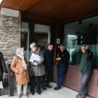 Propietaris d’Ordino, a la porta del comú.