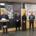 El rector de l'UdA, Juli Minoves, juntament amb el síndic general, Carles Ensenyat a l'exposició sobre els refugiats de la Guerra Civil i la Segona Guerra Mundial.