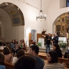 Una persona ensenyant una església de Canillo a la població.