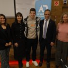 L'esquiador paralímpic Roger Puig acompanyat de la ministra d'Espots, Mònica Bonell i el secretari d'Estat d'Espots, Alain Cabanes.