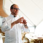 El xef d'estrella Michelin, Enrique Pérez, durant la presentació del menú "Terra i Sal".