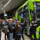 La patrulla de policia arribant a l'autobús de Barcelona on la passatgera s'ha enfrontat al conductor