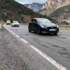Vehicles circulant per un tram de la carretera N-260 ple de clots.