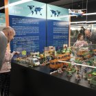 Imatge de la inauguració de l'exposició 'Ciutat a escala humana'.