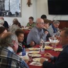 Els padrins i padrines durant l'àpat.