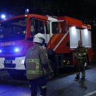 Els bombers al lloc de l'incendi al carrer de la Grella.