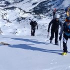 Els efectius de policia fent la formació.