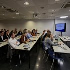 La directora acadèmica Mónica Reig durant la formació dels professionals durant el curs de col·laboració publicoprivada.