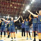 Els jugadors celebren amb l’afició la vital victòria davant dels aragonesos.