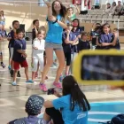 Infants participant en activitats lúdiques.