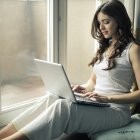 Una dona fent teletreball des de casa.