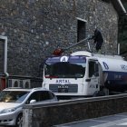 Un camió cisterna proveint-se en una gasolinera.