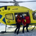 Els bombers, durant un rescat.