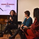La directora del documental 'A Witch Story', Yolanda Pividal, i la productora Ruth Somalo, durant la presentació de la pel·lícula en la cloenda de les Jornades de Bruixeria, acompanyades per la cap de l’Àrea de Museus i Monuments del Govern, Rut Casabella.