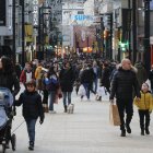 Vianants a l’avinguda Meritxell d’Andorra la Vella.