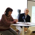 La periodista i escriptora, Eva Arasa i el conseller de cultura de la parròquia, Valentí Closa, durant la presentació dels cicles de poesia "Poesia sense por"