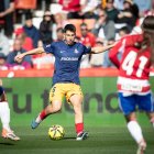 Villahermosa, en un acció del partit amb Trigueros i Izan del Granada.